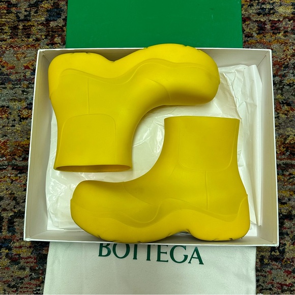 Bottega Veneta Unisex Puddle Rubber Ankle Boot - Picture 6 of 8